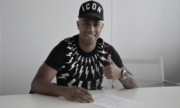 Mariano firma su contrato con el Lyon. Foto: Sitio oficial del Olympique de Lyon