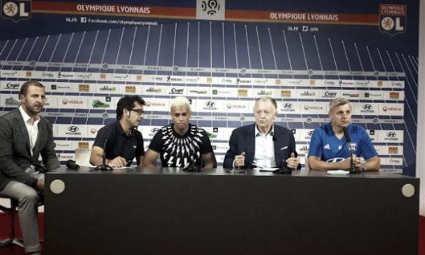 Bruno Génésio hablando en conferencia. Foto: Sitio oficial del Olympique de Lyon (http://www.olweb.fr)