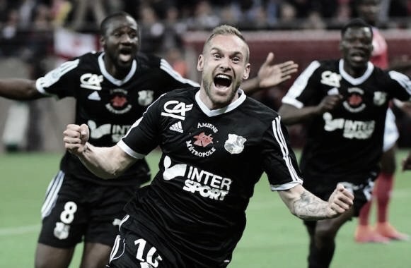 Emmanuel Bourgaud festeja el gol que le permitió al Amiens jugar en la Ligue 1. Foto: twitter.com/AmiensSC