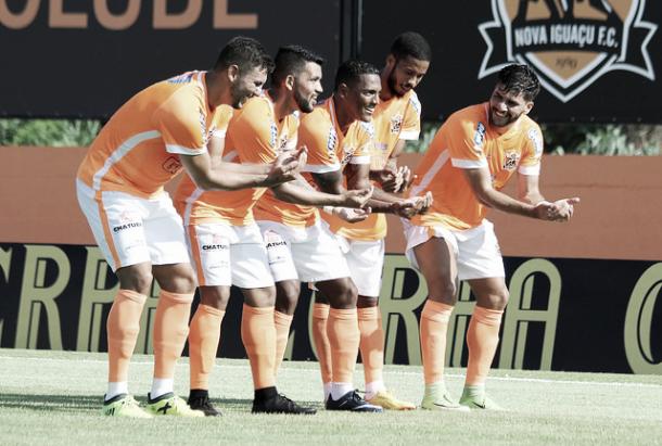 (Foto: Bernardo Gleizer/NIFC) Adriano (centro) comemorando seu único gol até o momento com os companheiros