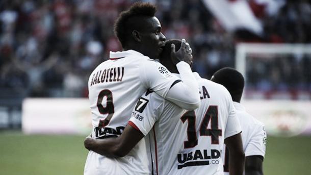 La dupla de goleadores se abraza. Pléa y Balotelli festejan el gol frente al Rennes. Foto: twitter.com/OGCNice