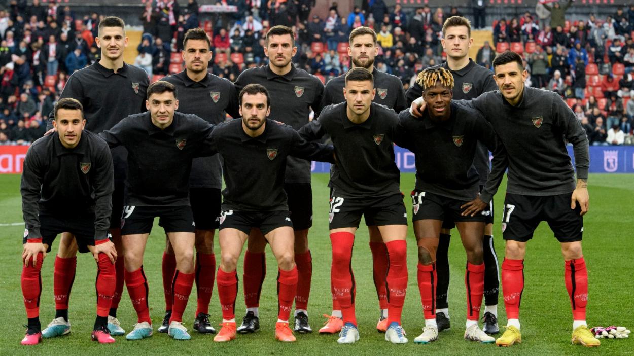 Los jugadores del Athletic posando de negro en homenaje a Iribar. Foto: Athletic Club