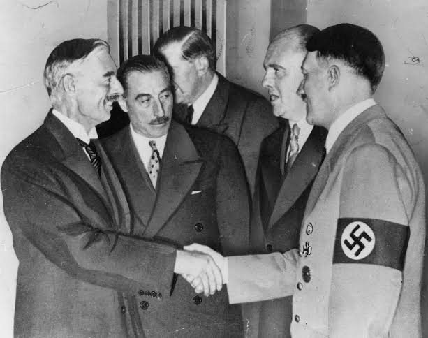 Neville e Hitler (Foto: Divulgação/New York Times