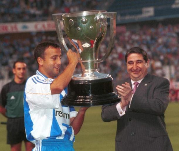 Fran, el capitán del 'Superdépor', levanta el título de liga para el Deportivo de La Coruña en el año 2000, de la mano de Lendoiro, su presidente. | Imagen: La Liga