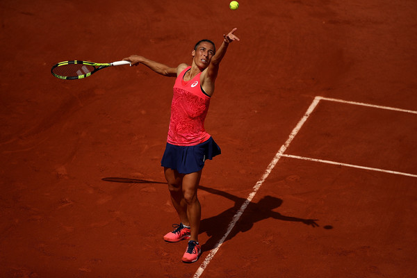 Francesca Schiavone prepares to hit a serve during her first-round match against Garbiñe Muguruza at the 2017 French Open. | Photo: Julian Finney/Getty Images