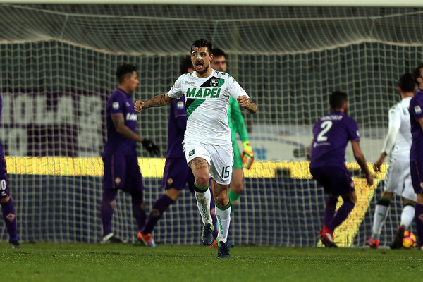 Acerbi da la carica alla squadra dopo il gol della speranza segnato al Franchi di Firenze. Fonte foto: Getty Images Europe.