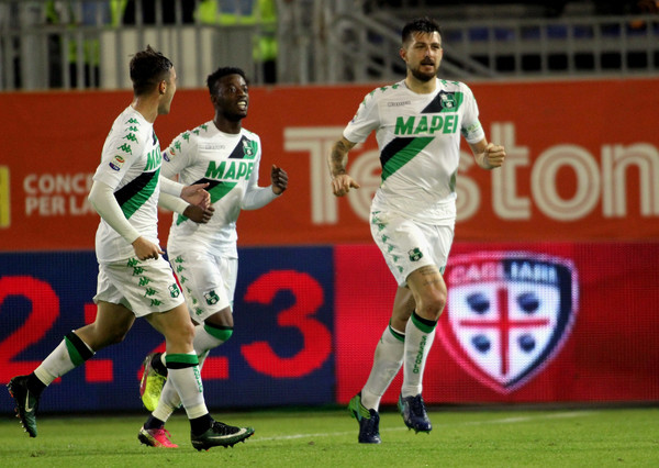 Preciso anche dal dischetto. Con il Cagliari, Acerbi si presenta dagli undici metri e non tradisce. Fonte foto: Getty Images Europe.