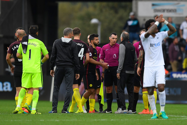 Francesco Guidolin reclamando al árbitro (Foto: Getty Images) 