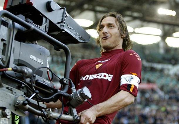 L'esultanza bizzarra di Totti, dopo una rete nel derby nel 2004 | Foto: Getty images