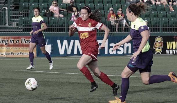 Boston Breakers sign Amanda Frisbie. Photo: Amanda Frisbie (center) as she plays for WNY Flash against Seattle Reign. Source: WNY Flash