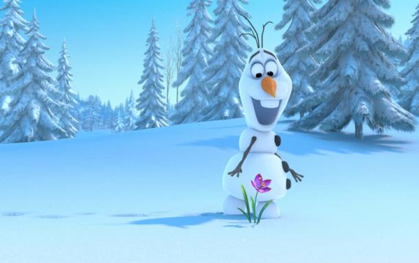 Olaf mirando una flor, fuente: Captura de la película