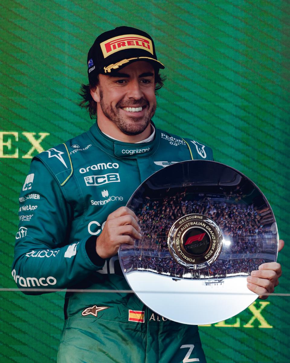 Alonso en el podio | Fuente: Twitter @AstonMartinF1