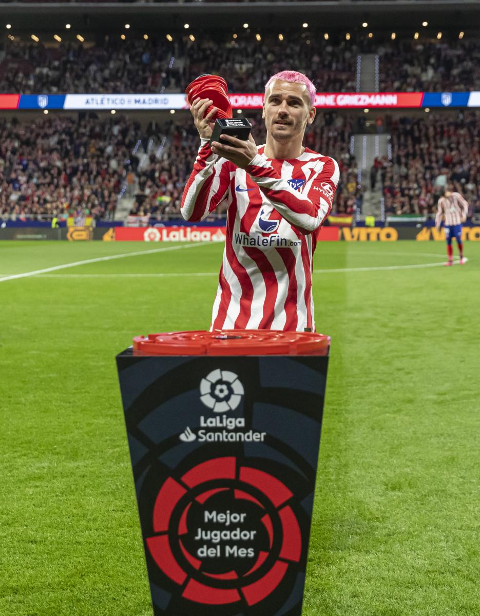 Griezmann posando con su premio como jugador del mes de marzo 