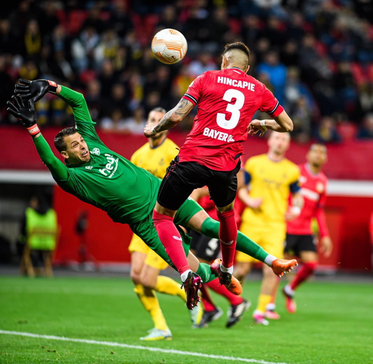 Hincapié rematando un balón colgado / Fuente: Bayer 04 Leverkusen