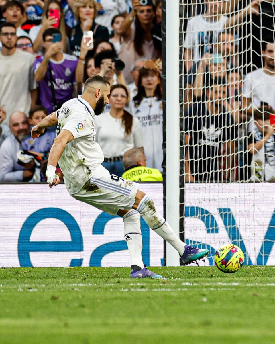 Karim Benzema penalti ante Almería|| Twitter @realmadrid