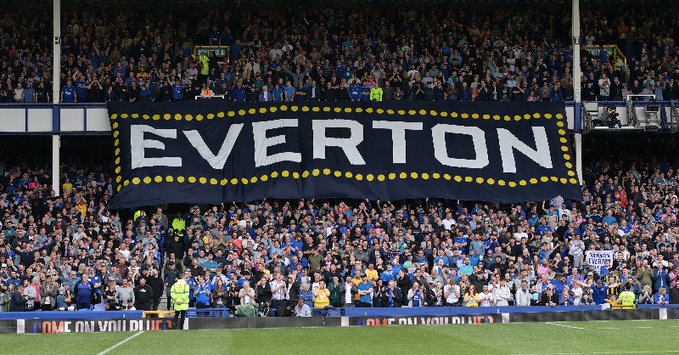 Aficionados del Everton mostrando pancarta | Imagen: @Everton