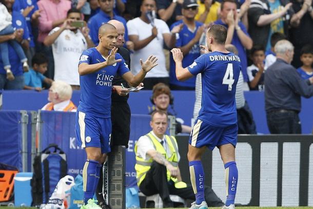 İnler sustituye a Drinkwater en un partido con el Leicester City | Foto: Daily Mail