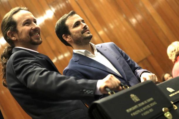 Iglesias y Garzón posando con sus nuevas carteras. Fuente: Twitter.