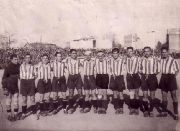 Equipaciones del Granada rojiblancas verticales en la temporada 1939-1940 | Foto: Archivo Granada CF
