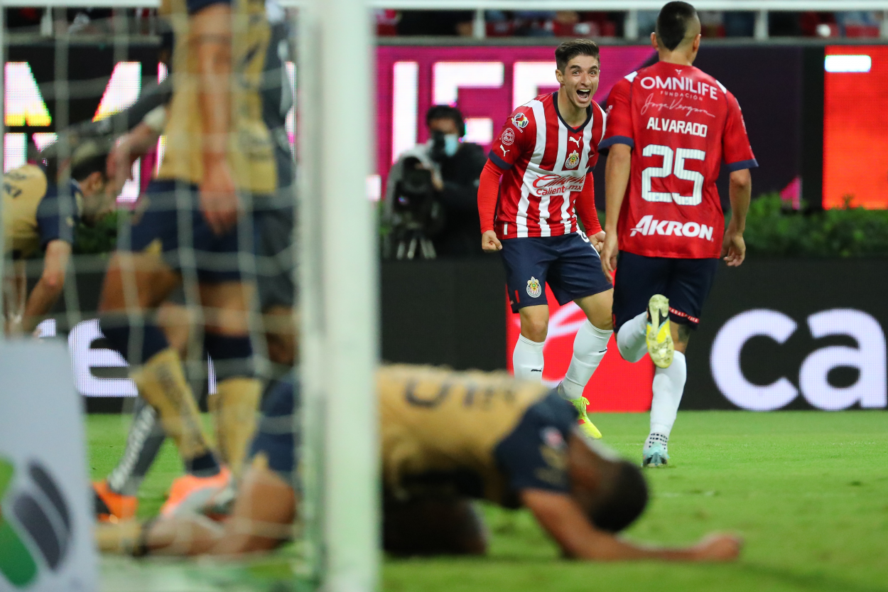 Chivas festejando su segundo gol, obra de Isaac Brizuela. (Foto: Chivas)