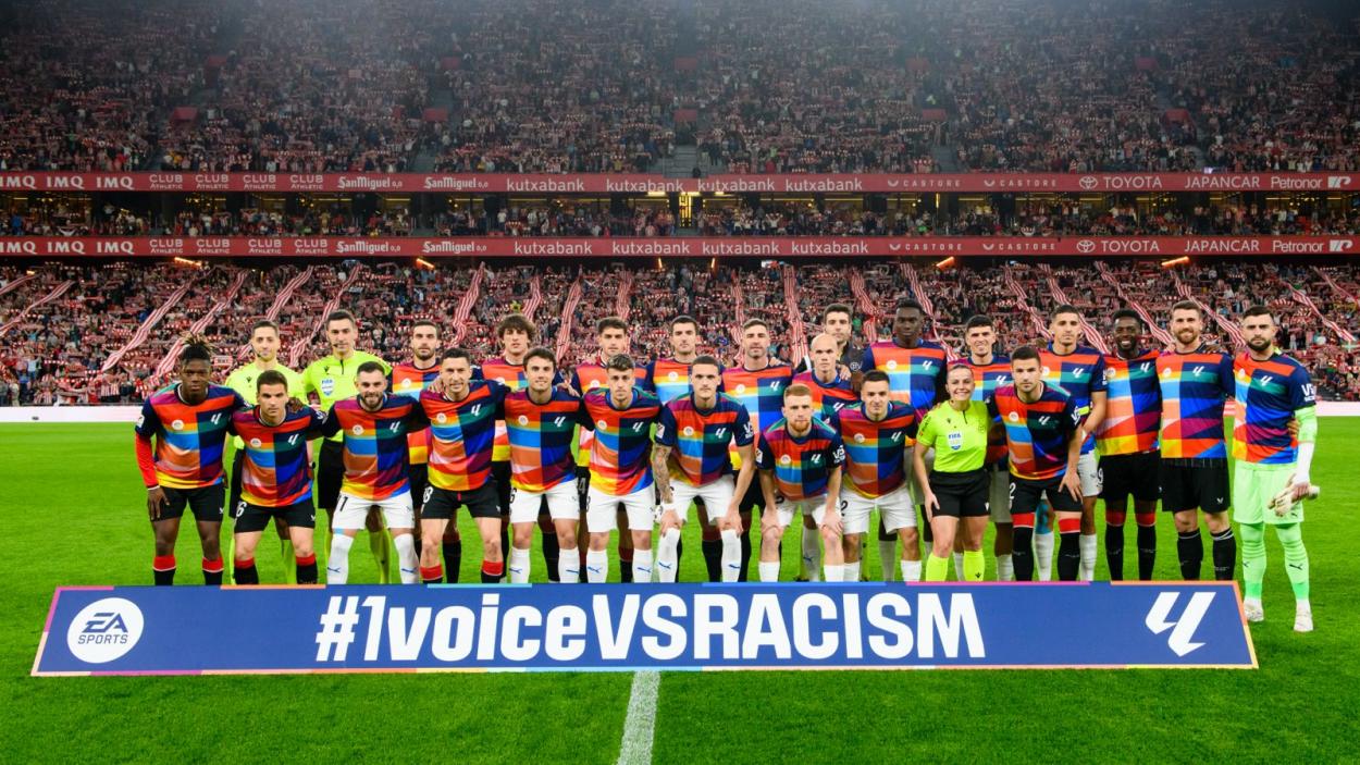 Jugadores del Deportivo Alaves y Athletic Club posando en contra del racismo en el futbol / Fuente: X