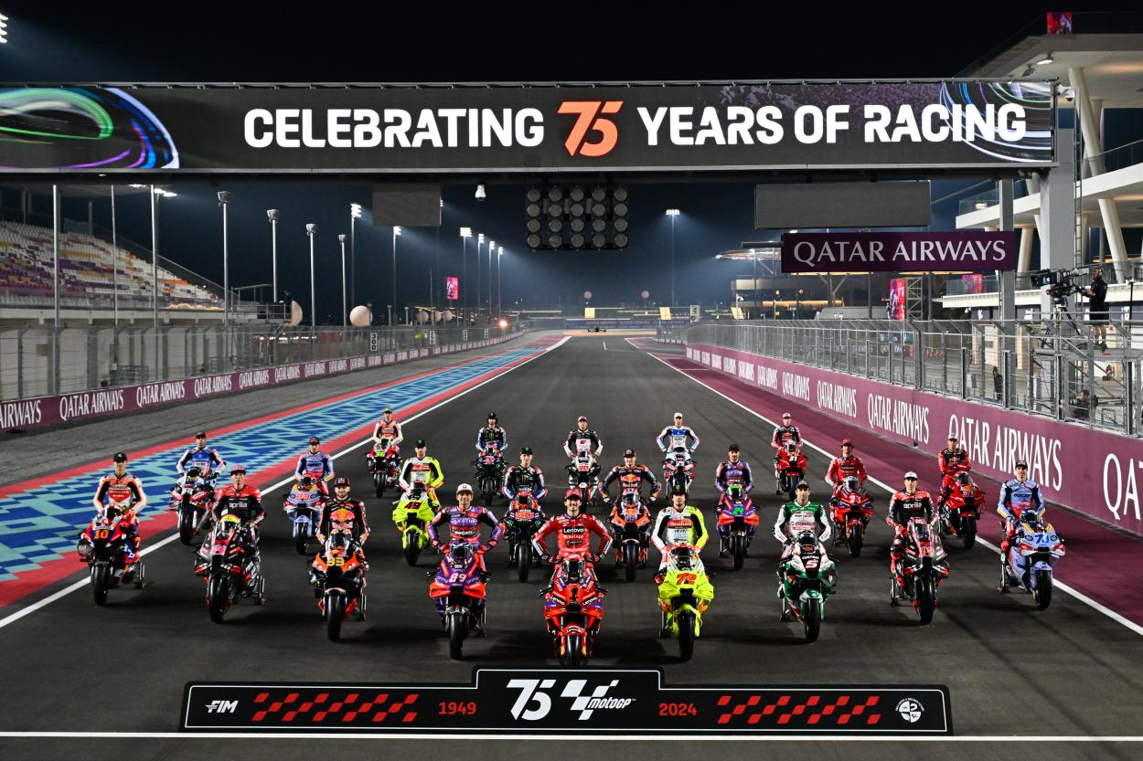 Foto oficial de los pilotos de MotoGP coincidiendo con el 75 aniversario de la competición / Fuente: MotoGP