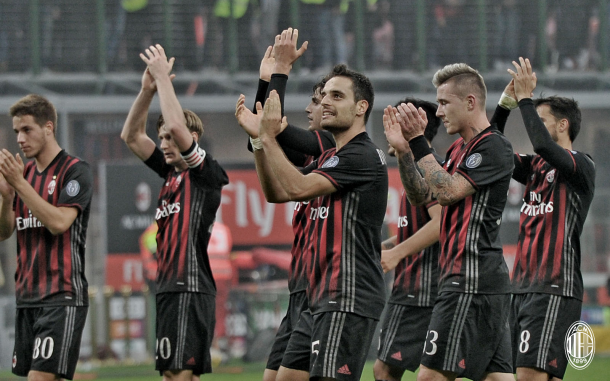 Los jugadores del Milán aplauden a su afición. / Imagen web oficial AC Milán.
