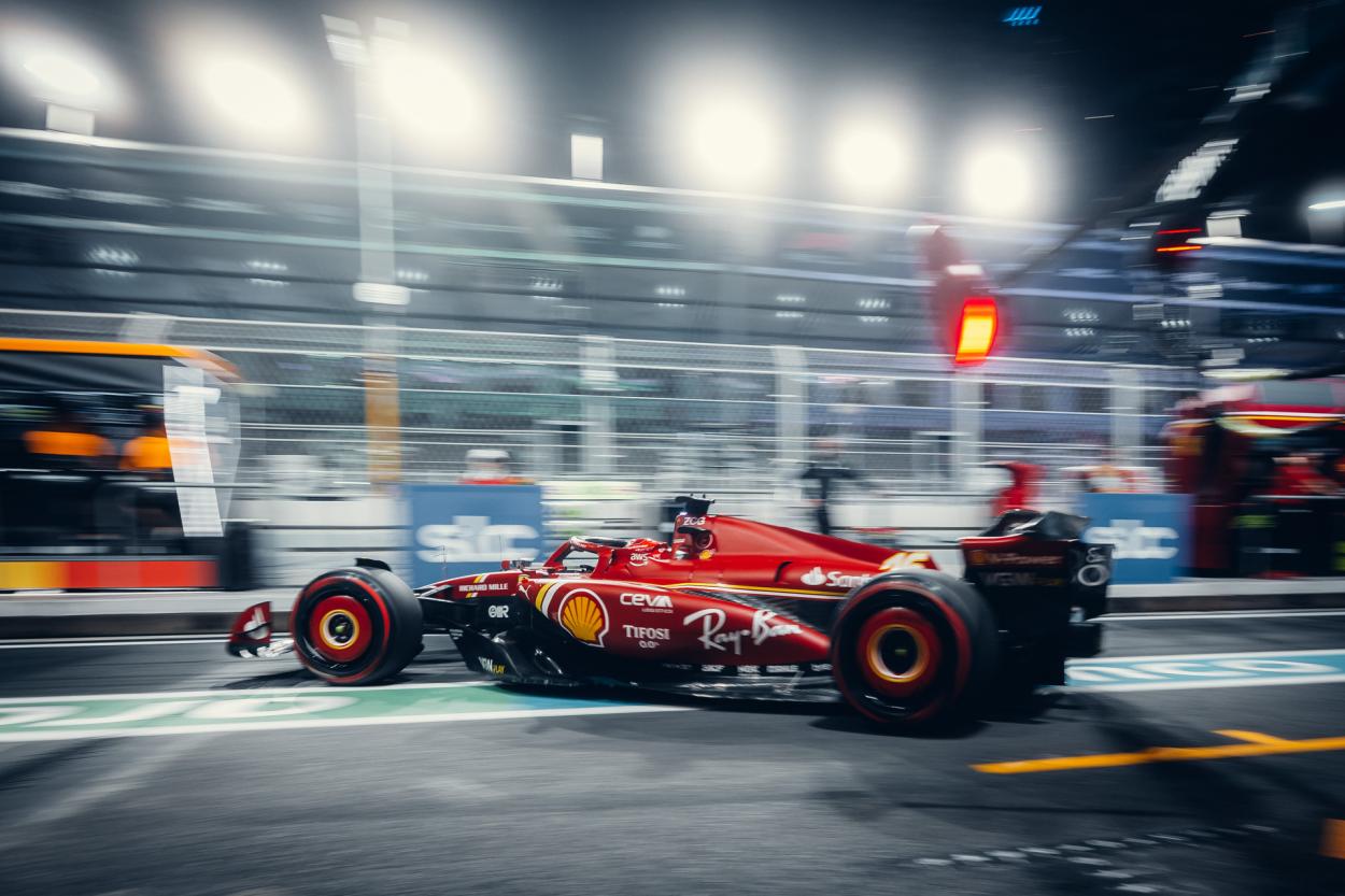 Un Ferrari saliendo de boxes en Arabia Saudí | Foto: Scuderia Ferrari