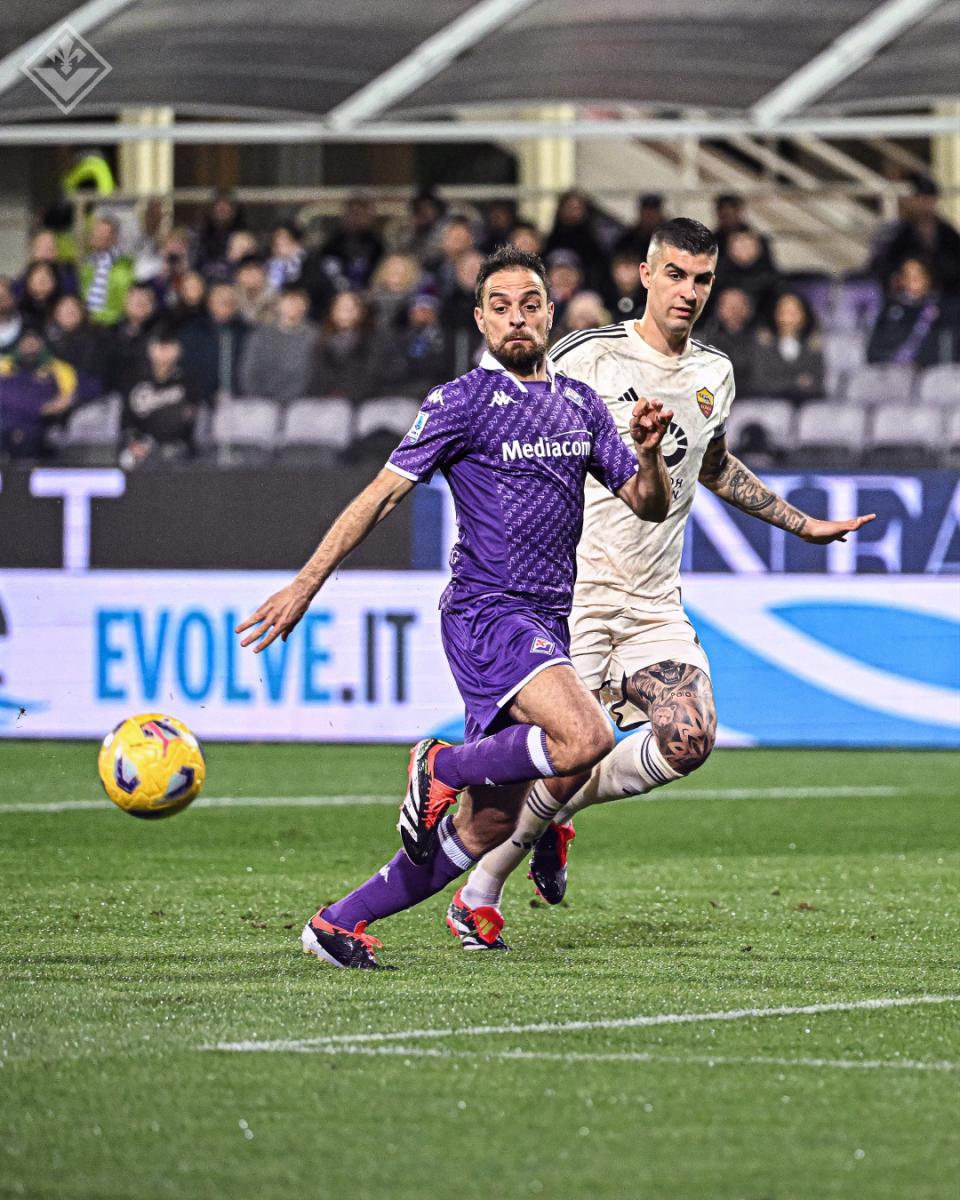 Foto de una disputa por el esférico / Fuente: X de la Fiorentina