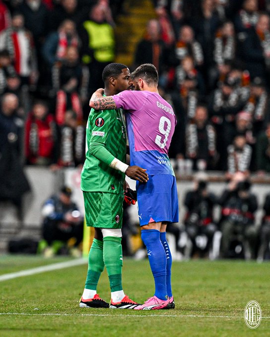 Foto de Giroud consolando a Mike Maignan / Fuente: X del AC Milan