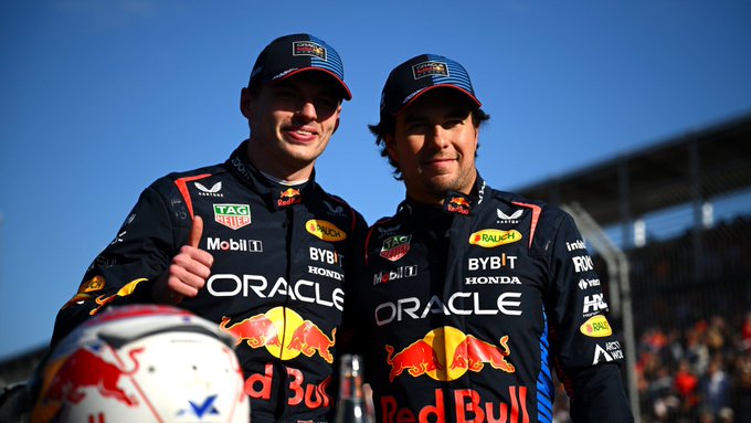 Verstappen y Checo tras la clasificación / @redbullracing