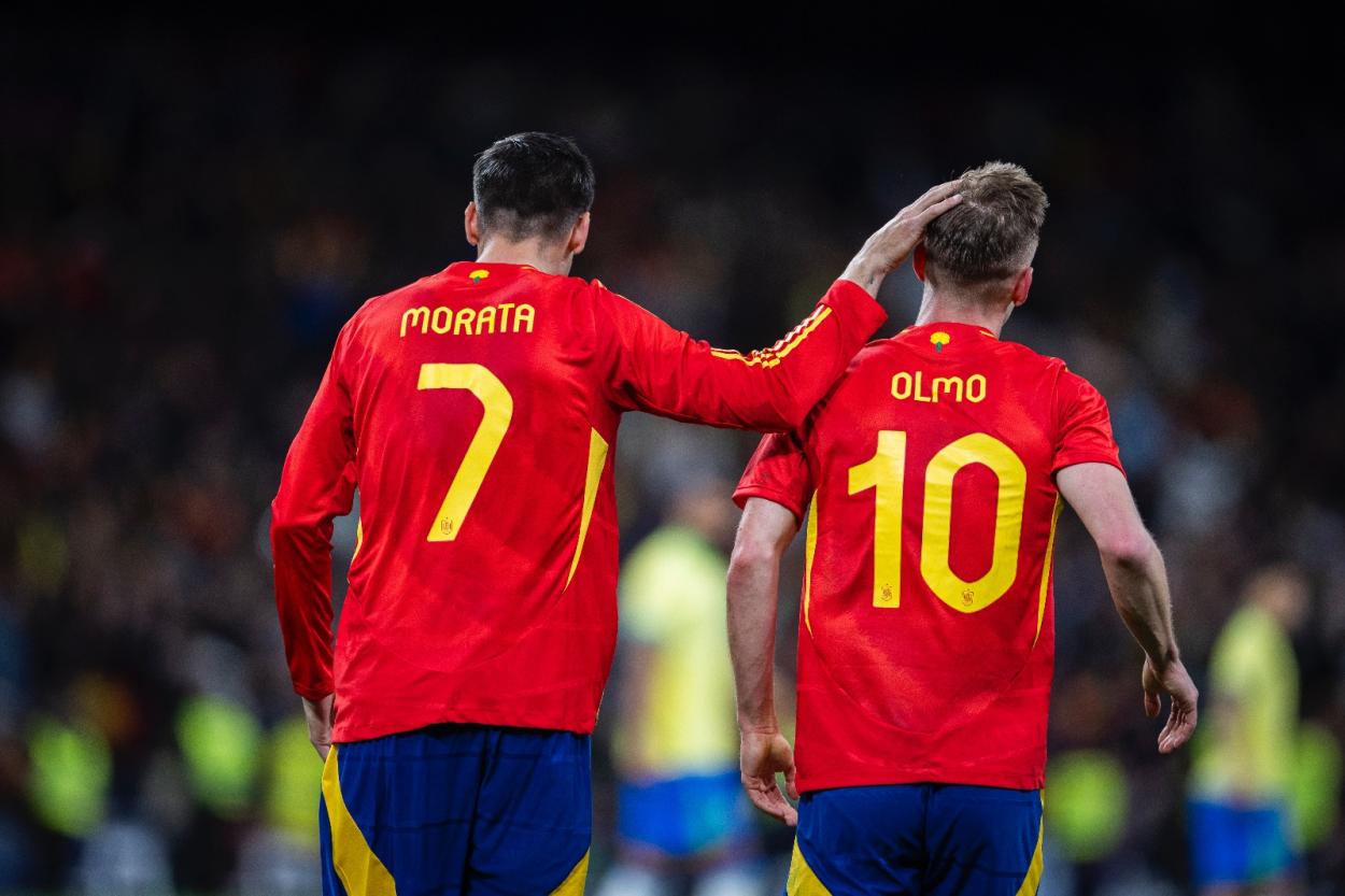 Morata celebrando el gol con Dani Olmo / @SEFutbol en X