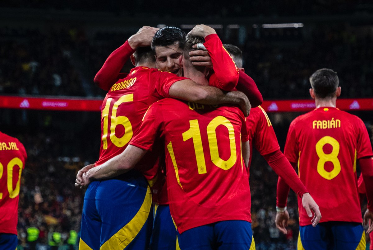 Dani Olmo, Rodri y Álvaro Morata celebrando el tanto del '16'. | Foto: Selección Española on X.