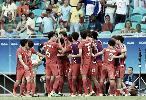 Hwang celebrates with his bench after opening the scoring | Source: Getty Images