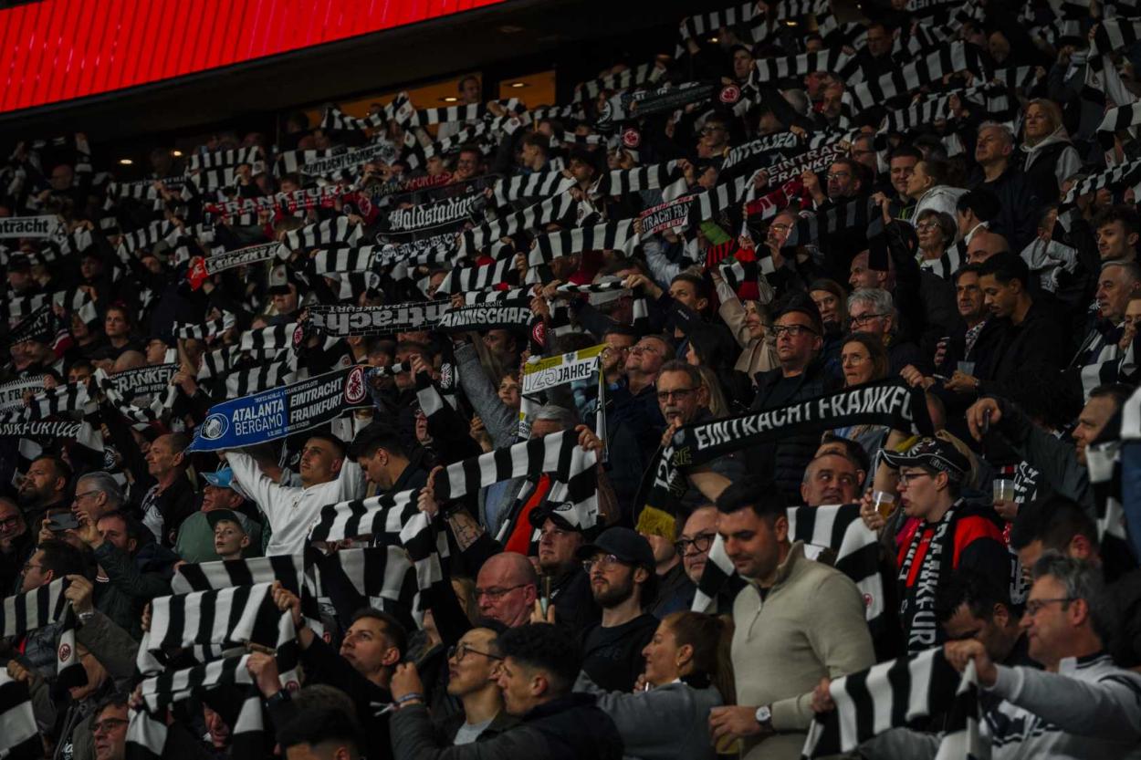 Imagen de los aficionados negriblancos animando a los suyos / Fuente: @Eintracht