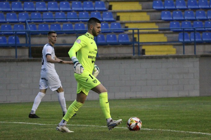 Sergi Puig controlando un balón / Fuente: X