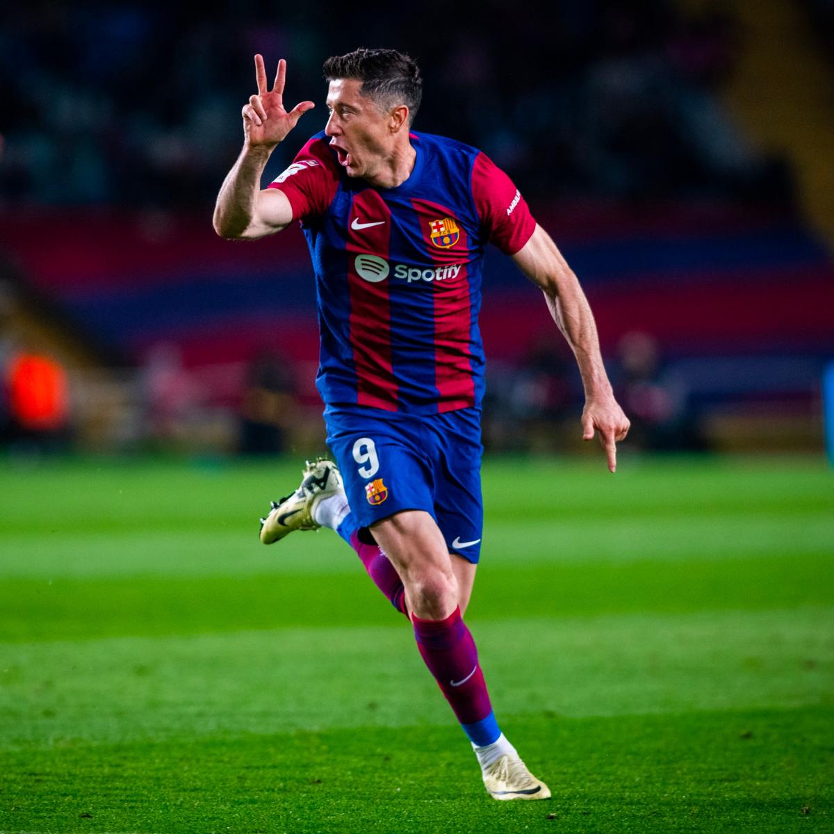 Robert Lewandowski celebra su tercer tanto | FC Barcelona