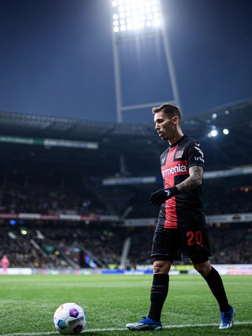 Imagen de Alejandro Grimaldo en el lateral del campo / Fuente: Bayer 04 Leverkusen