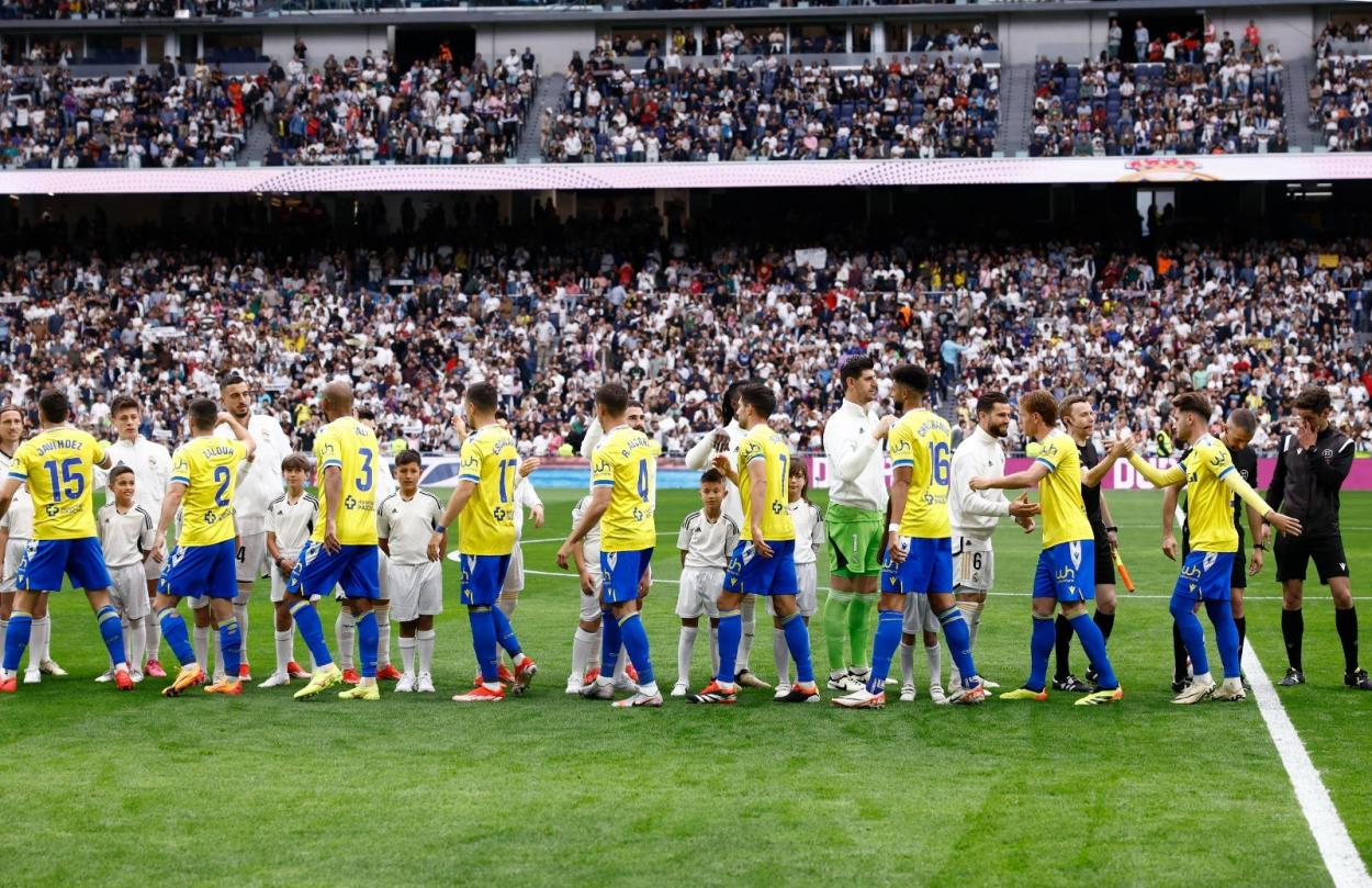 Ambos equipos haciendo el saludo respectivo previo al encuentro. Foto: Cádiz CF