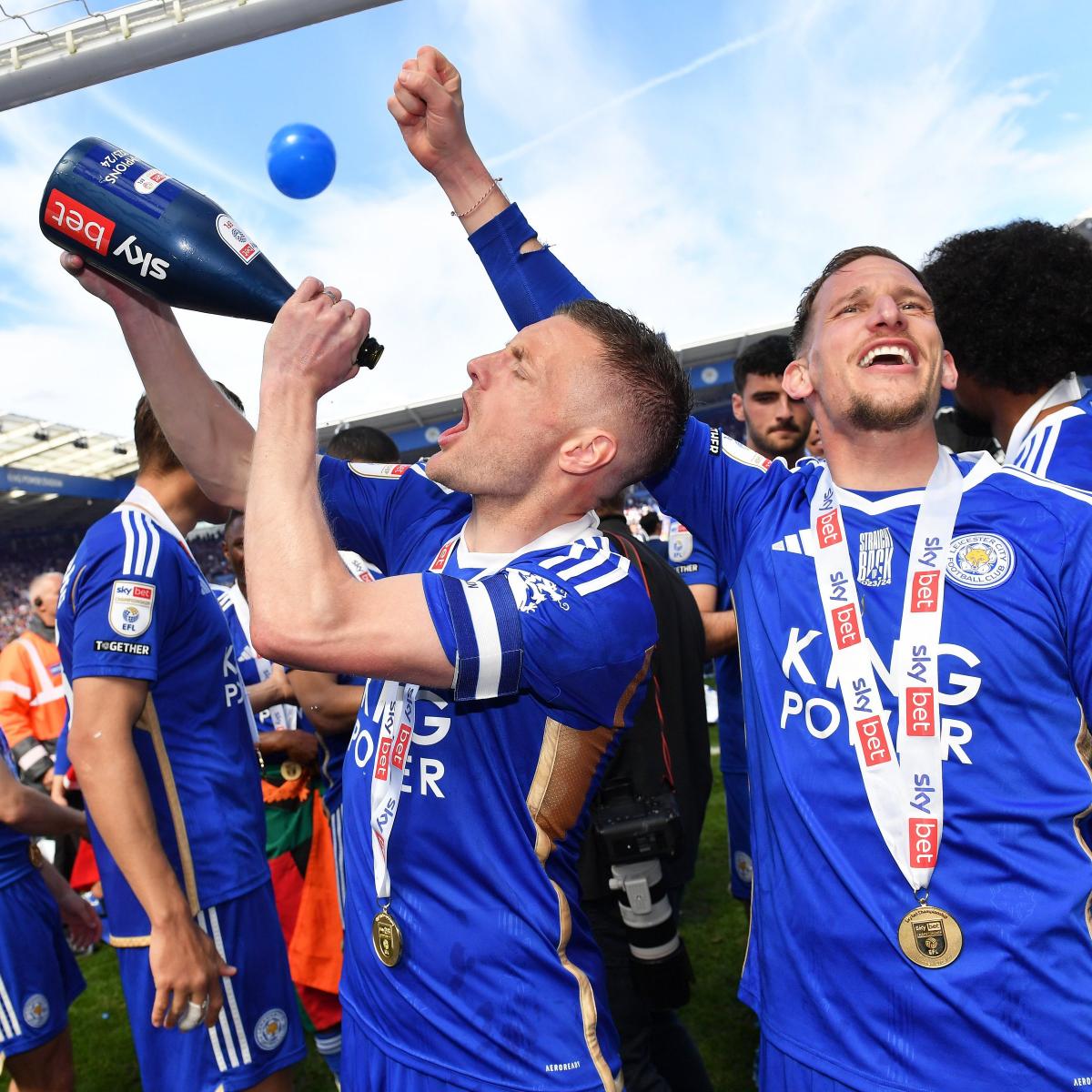 Jamie Vardy celebrando el ascenso del Leicester City a la Premier League | Fuente: @LCFC