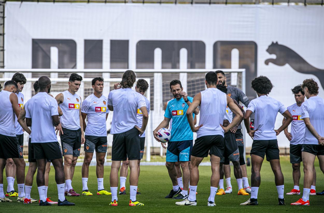 La plantilla del Valencia CF en una sesión de entrenamiento. | Foto: Valencia CF.