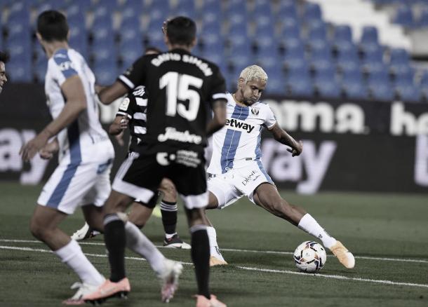Rosales abría el marcador con este trallazo que se coló por la escuadra de la portería albinegra / FOTO: Twitter CD Leganés