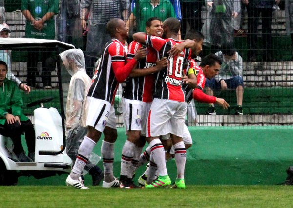 Diego Felipe comemora com seus companheiros o primeiro gol do JEC (Foto: Divulgação/Joinville EC)