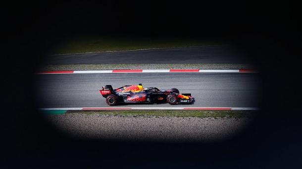 Max Verstappen bajo los focos. Fuente: Red Bull 