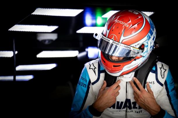 George Russell subiéndose al Williams. Fuente: Williams