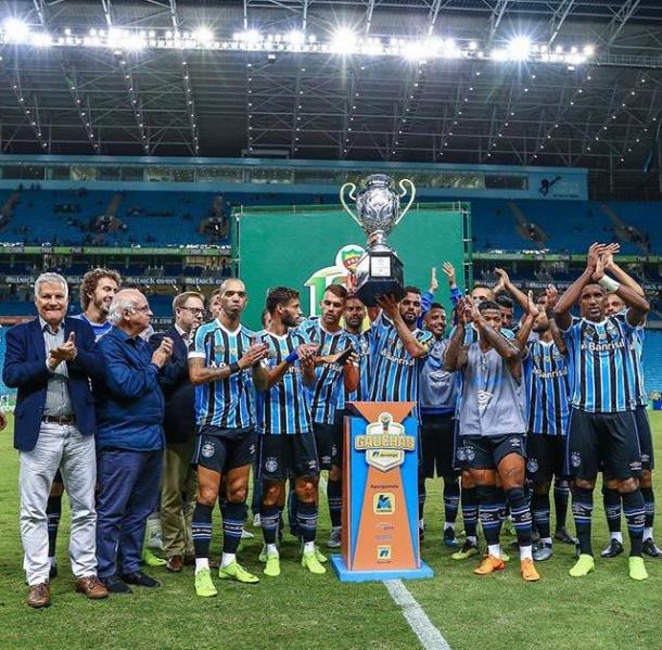 Grêmio levantando o troféu de melhor campanha da primeira fase do Campeonato Gaúcho (Foto: Lucas Uebel/Grêmio)