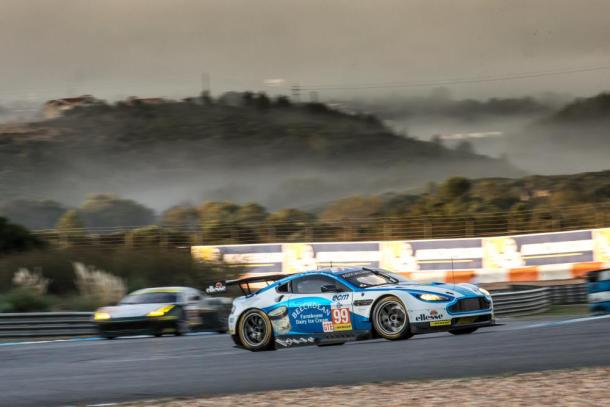 Aston Martin vence e fatura título da classe GTE. (Foto: AdrenalMedia)