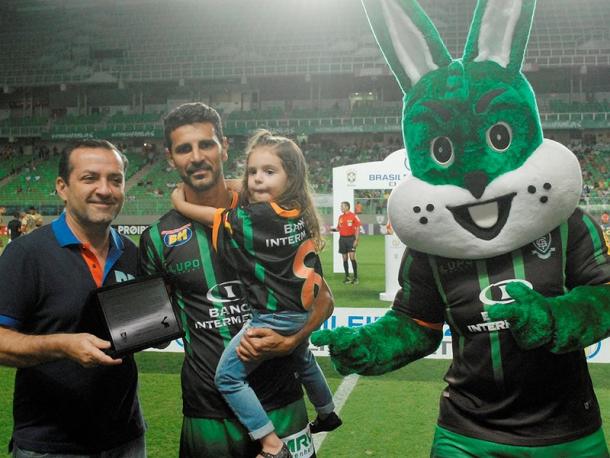 Leandro Guerreiro foi bastante homenageado antes da despedida do América-MG (Foto: Mourão Panda/AFC)