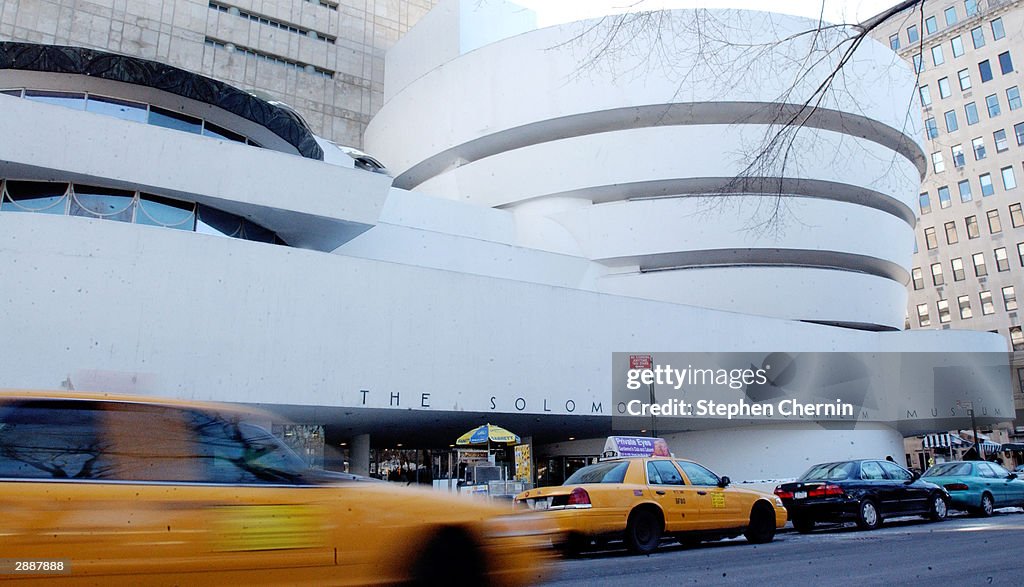  Museo Solomon R. Guggenheim  NUEVA YORK - 21 DE ENERO: El tráfico pasa frente al Museo Solomon R. Guggenheim el 21 de enero de 2004 en la ciudad de Nueva York. Diseñado por el arquitecto Frank Lloyd Wright, el Museo Guggenheim fue completado en 1959. (Foto por Stephen Chernin/Getty Images)