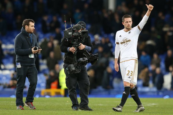 Sigurdsson salutes the traveling support after the game. | Image source: Swansea City